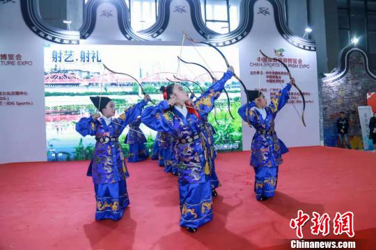 2018中国体育文化博览会、中国体育旅游博览会(简称“体育两博会”)12月11日在广州开幕。为期三天的展会期间，每天展演各种带有地方特色的传统体育活动，充分展现中华传统体育文化魅力。　王华 摄