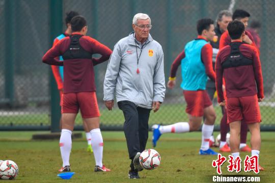 图为中国国家男子足球队主教练里皮在海口带领球员们训练。　骆云飞 摄