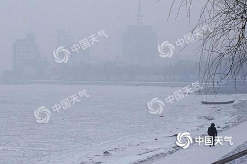 昨天清晨，黑龙江哈尔滨出现零星飘雪。吴胡荼摄