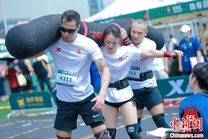 10月25日，200多名男女体能爱好者在华润深圳湾体育中心参加2020全国全民体能大赛城市赛·深圳站的比赛。全国全民体能大赛组委会提供