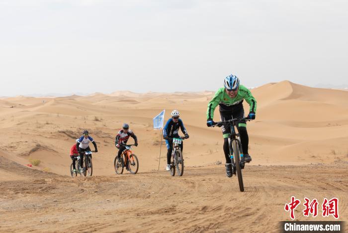 选手在沙地骑行。　杨迪 摄