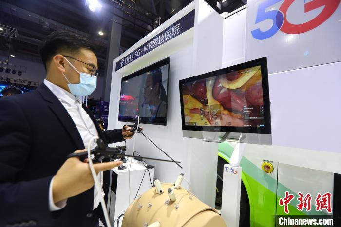 图为在同期举行的2020VR/AR产品和应用展览会上，工作人员正在展示5G+MR智慧医院做手术画面。　刘占昆 摄