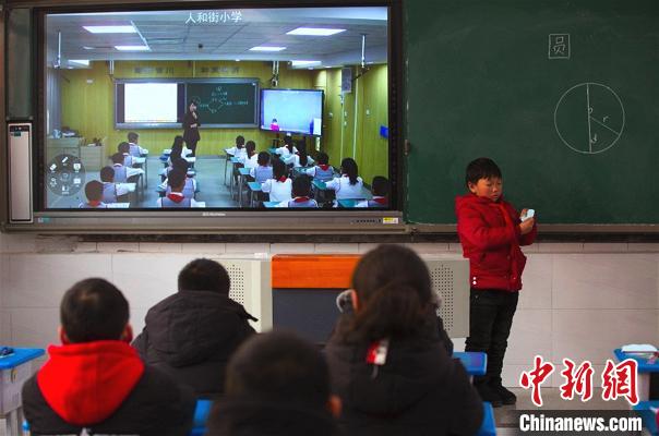 图为重庆“5G+智慧教育”项目让两所学校同上一堂课。　中国移动重庆公司供图 摄