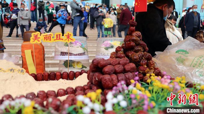 当天活动，美食节上以红枣为食材的美食吸引诸多食客围观。　王小军 摄
