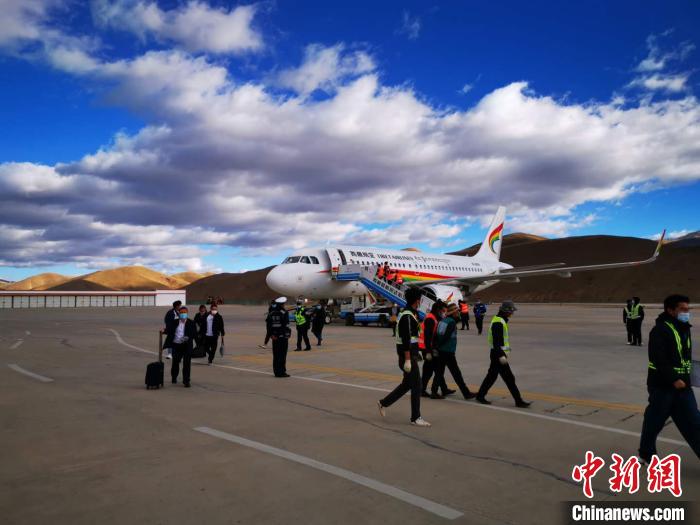 图为近日，乘客乘坐西藏航空航班抵达西藏昌都邦达机场。　张伟 摄