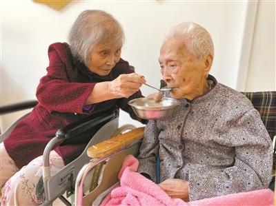 82岁女儿和103岁妈妈开启24小时陪伴式养老