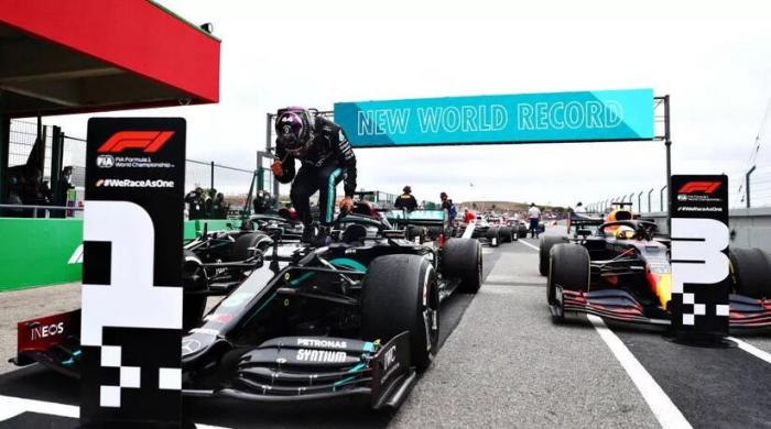 汉密尔顿赛后站在赛车上庆祝胜利。图片来源：F1官方微信公众号